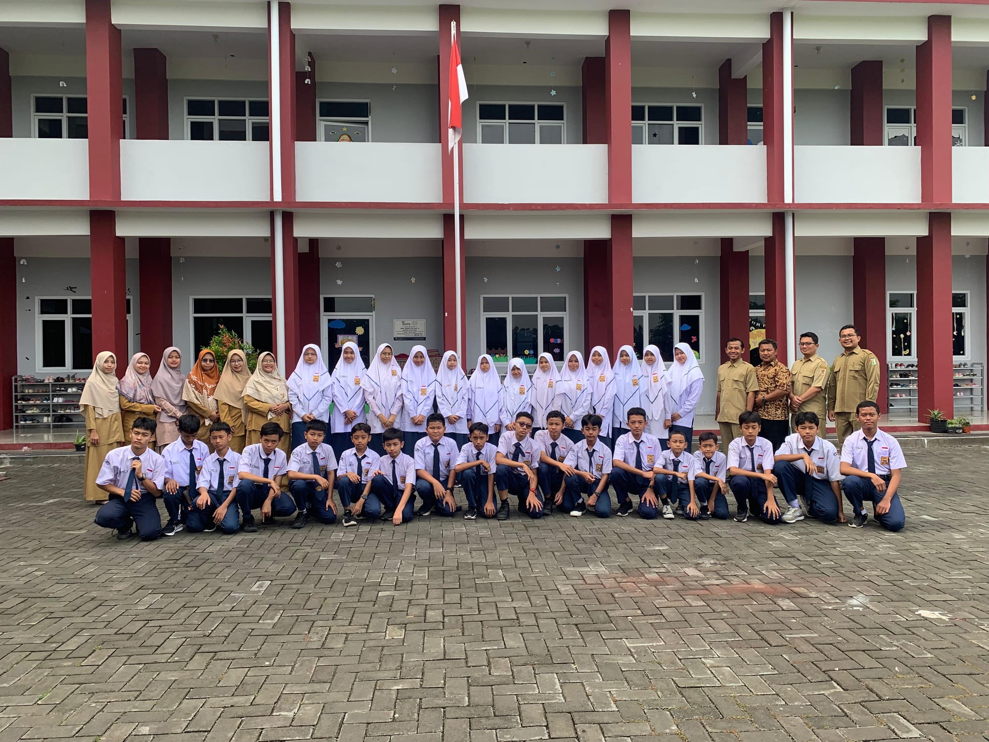 SMPII Al Abidin Klaten Memperingati Hari Pahlawan dan Pelantikan Pengurus OSIS 2025/2026