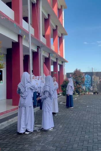 Upacara Bendera Pagi di SMPII Al Abidin Klaten