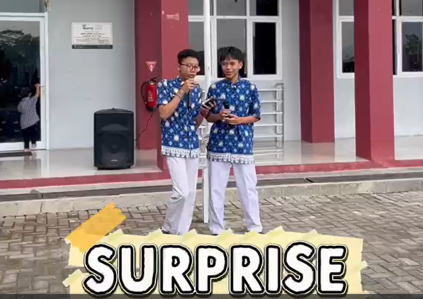 “Dari Gugup Jadi Percaya Diri: Rahasia Program Surprise Bikin Jago Bahasa Inggris Siswa SMPII Al Abidin Klaten”